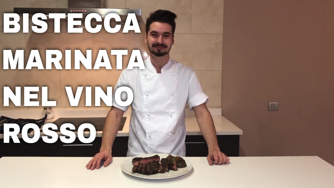 Bistecca marinata nel vino rosso e cotta in padella con pomodoro