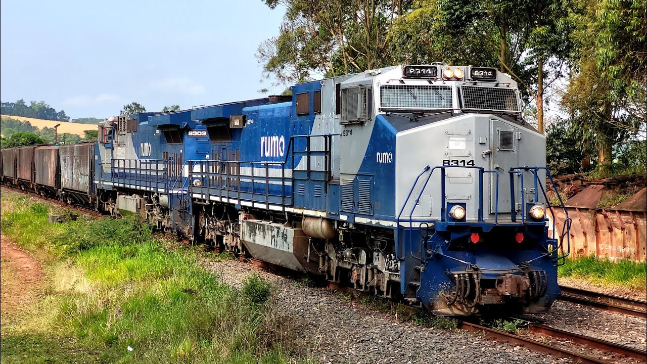 Trem misto com dupla de DASH-9 passando direto por LBJ
