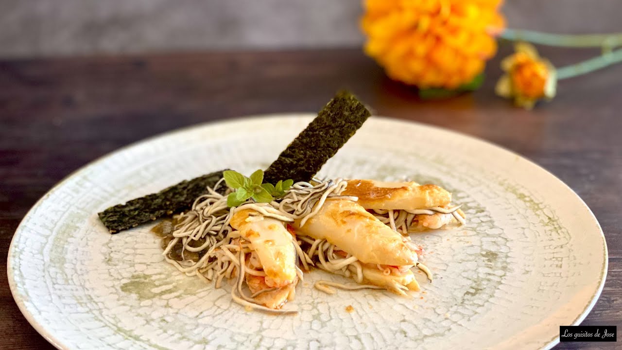 Espárragos gratinados al horno rellenos de Gulas, gambas y gambón. Receta de salsa Holandesa.