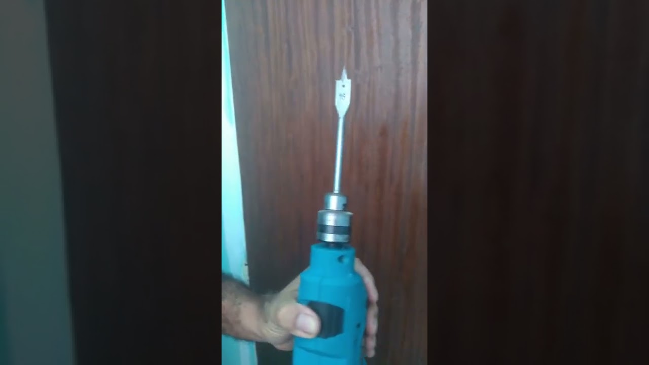 como acentar ou colocar olho mágico em porta de madeira
