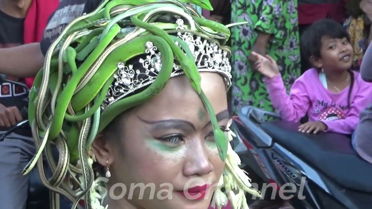KAMU BERANI SEPERTI INI !!! WANITA ULAR KEPALANYA PENUH ULAR HIJAU