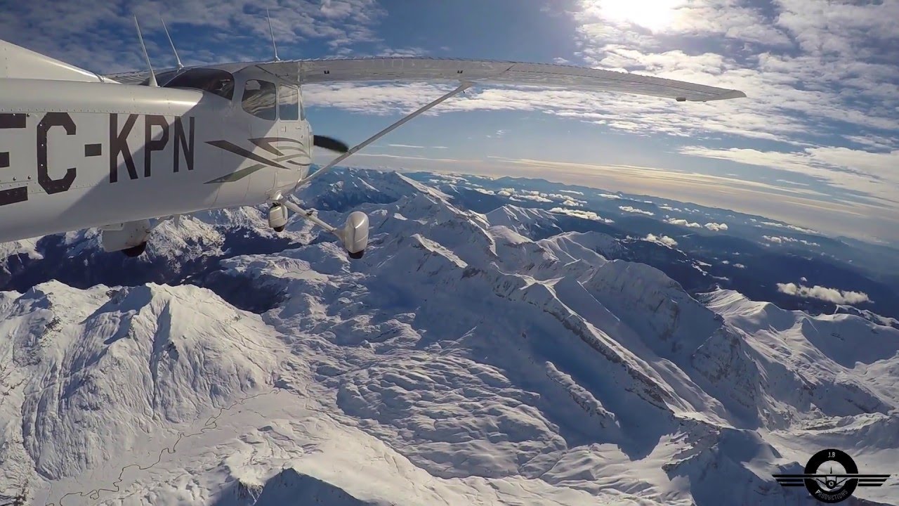 Sobrevolando los Pirineos. Flying over Pyrenees.