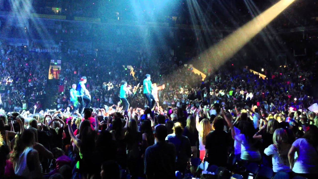 Justin Bieber - One Less Lonely Girl (LIVE)