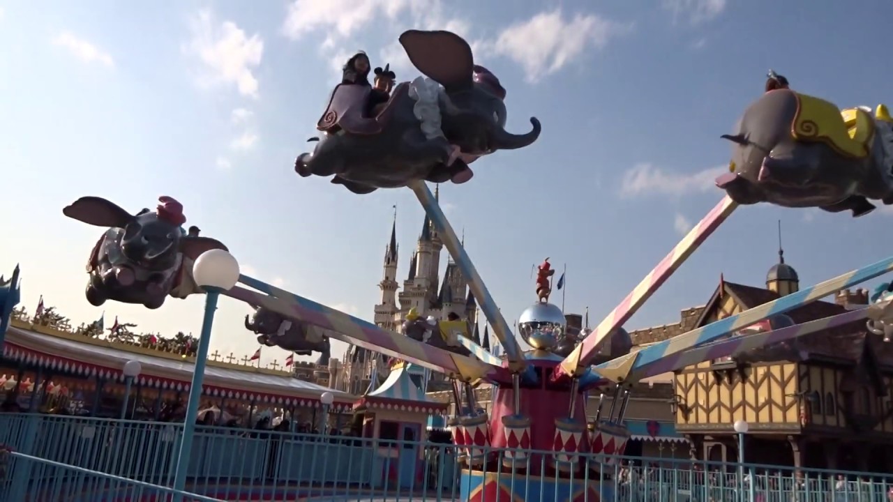 シンデレラ城のふもとでゆったりと空を舞う東京ディズニーランドの「空飛ぶダンボ」