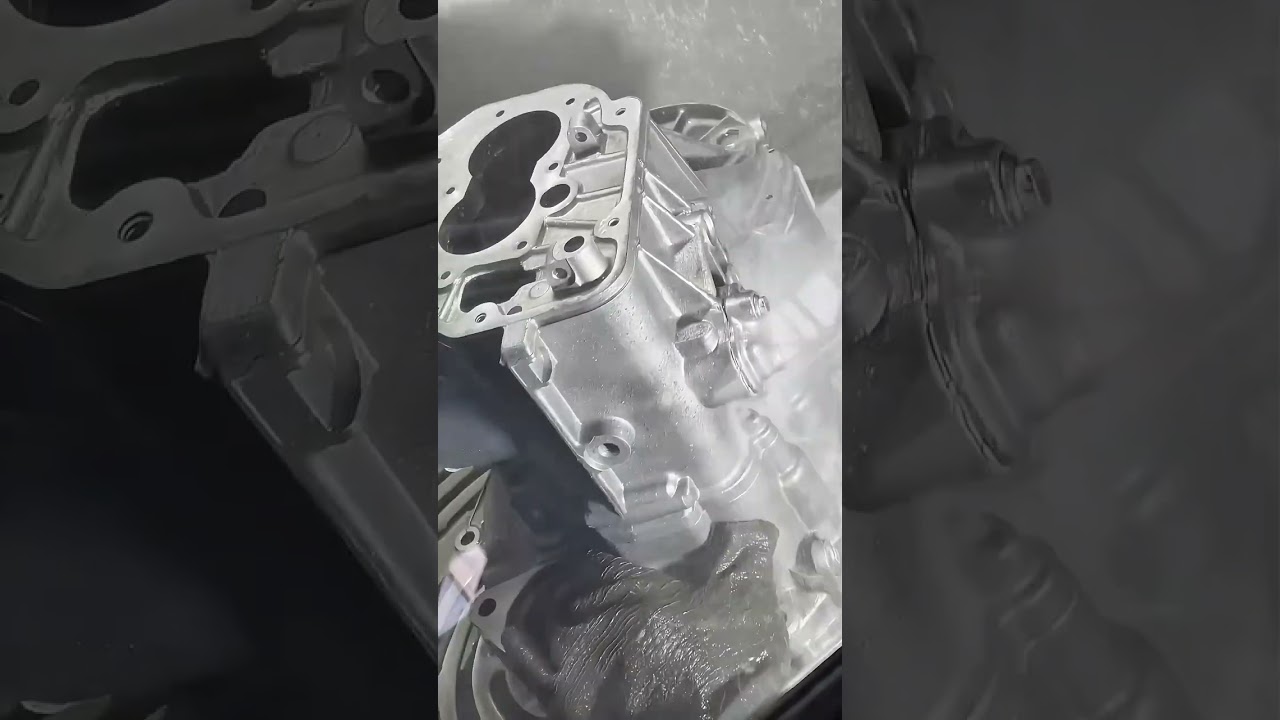 Czyszczenie silnej rdzy i sadzy na skrzyni bieg&oacute;w samochodu 🔥🚗 Aquablast Tech