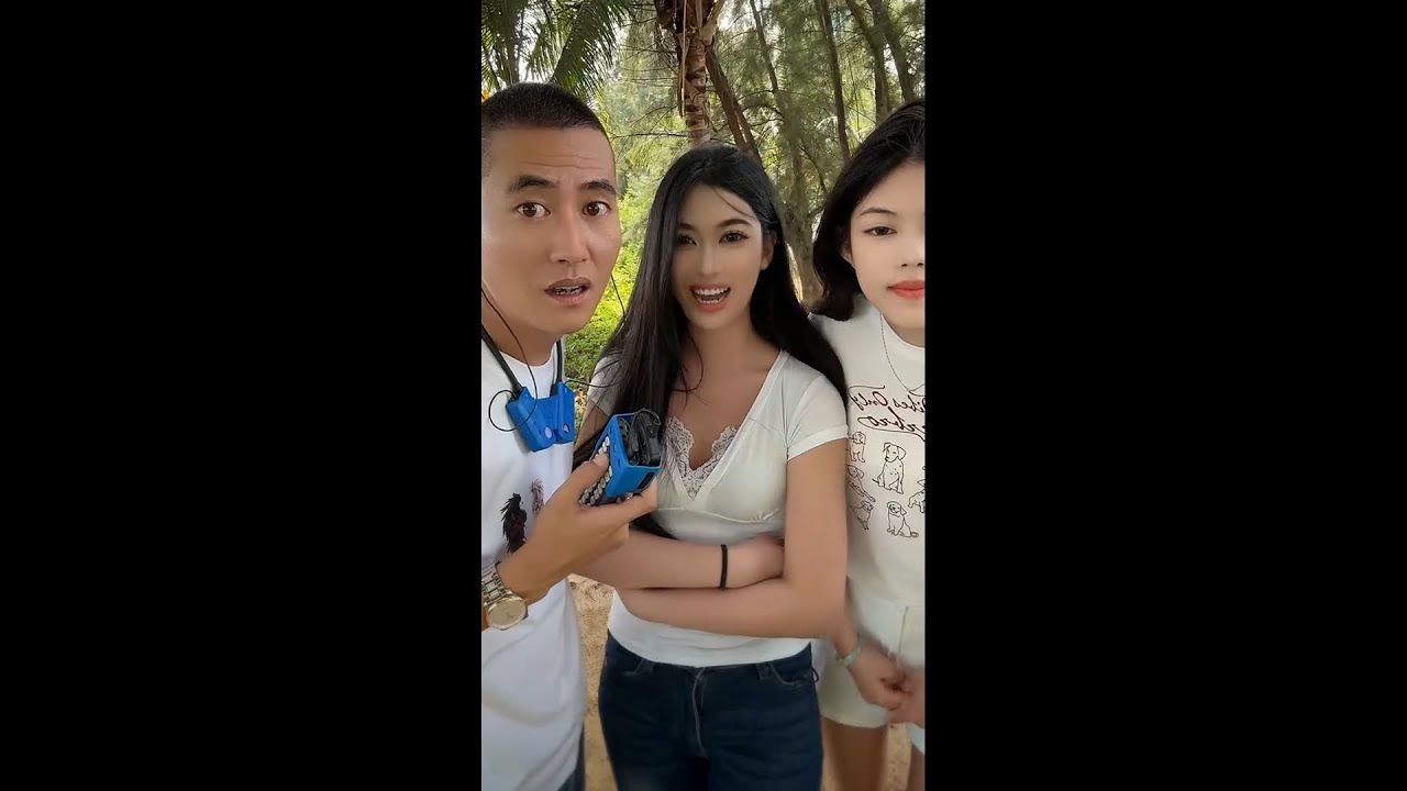 骑在自行车上的漂亮老妹身材真好
