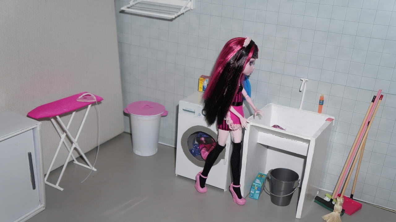 Monster High Draculaura in a housecleaning day (stop-motion)