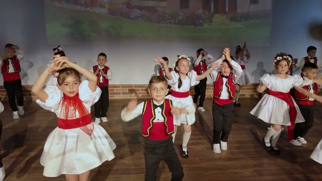 Valle Arbereshe - kercyer nga femijet e klases se pare ( _danceplusfolk )