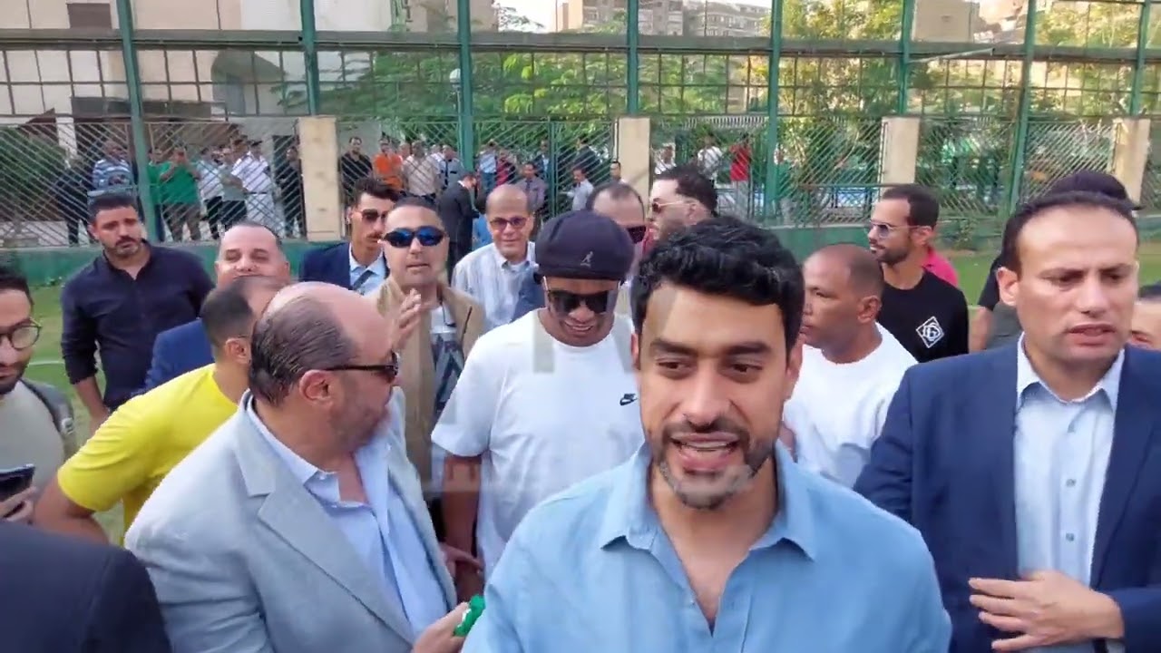 هزار رونالدينيو مع محمد زيدان فى نادى الشرقية للدخان وصورة جماعية مع الفريق وعلاء عبد العال