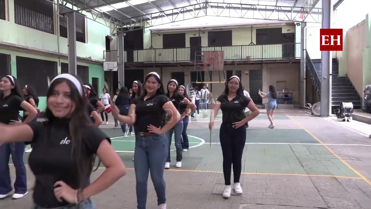 Instituto Mixto Hibueras se luce con su banda de guerra y palillonas llenas de talento y ritmo