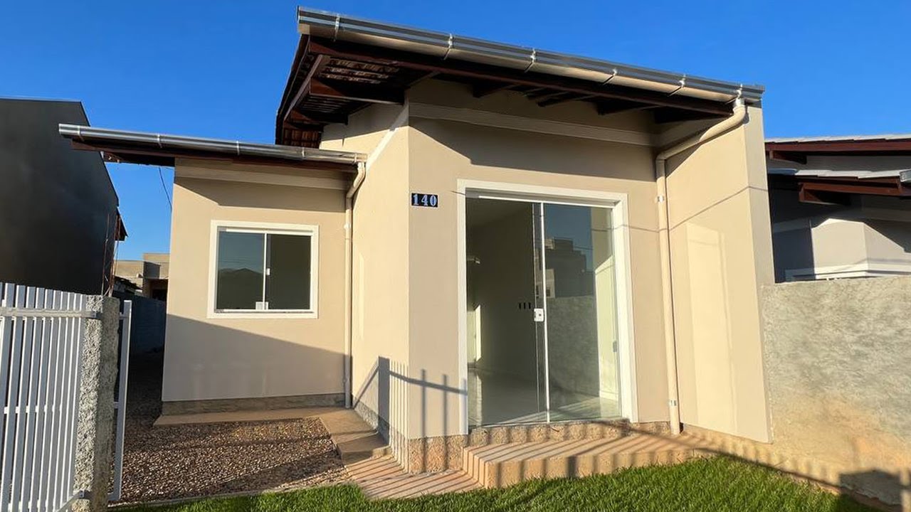 BELÍSSIMA CASA COM TELHADO EXPOSTO COM 52,90 M² E TERRENO DE 180,00 M² NA CIDADE DE INDAIAL - SC
