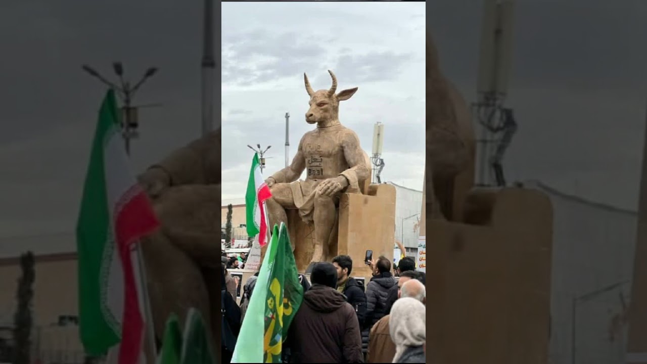 Иранский протестующий сжег статую дьявола Ваала.