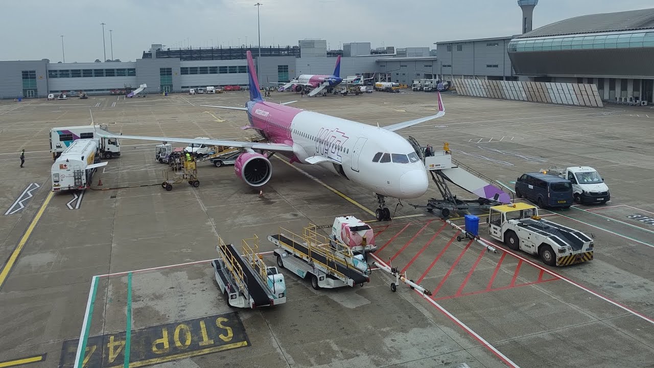 Предполетный инструктаж по безопасности Wizz Air для Airbus A320-200, рейс W92604, Международный ...