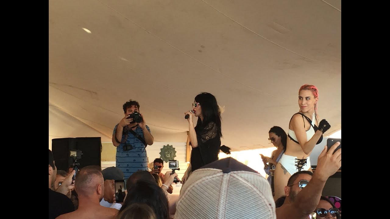 Hande Yener - Seviyorsun Live (Neo by Hande Yener Çeşme)