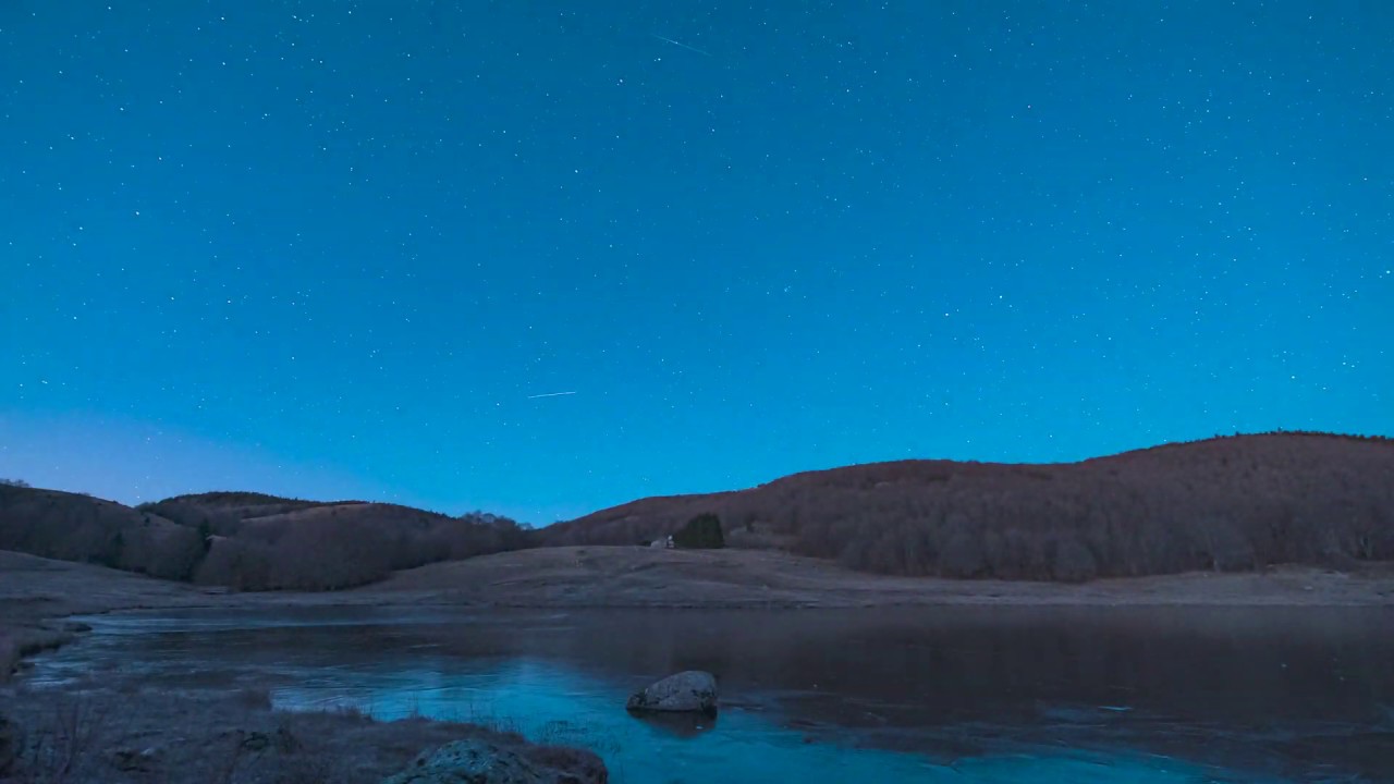 Une nuit entière sous les étoiles en hiver