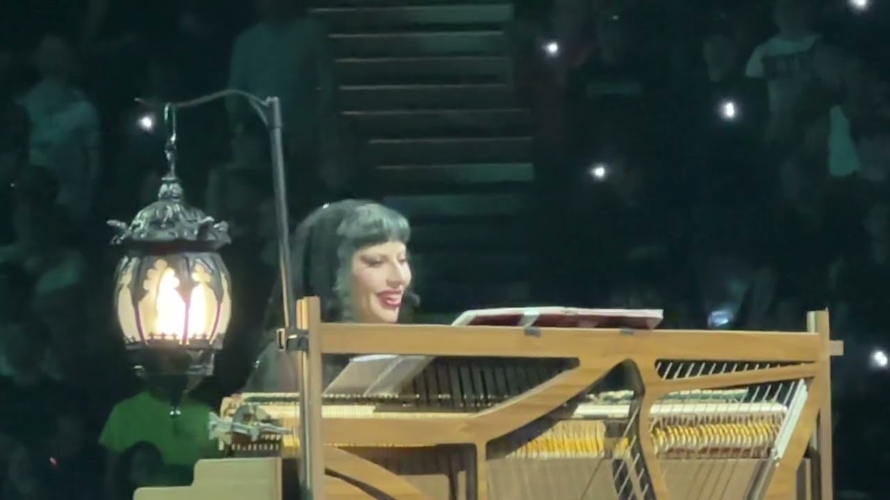 Lady Gaga - “Dance In The Dark” (live in London, night 4)
