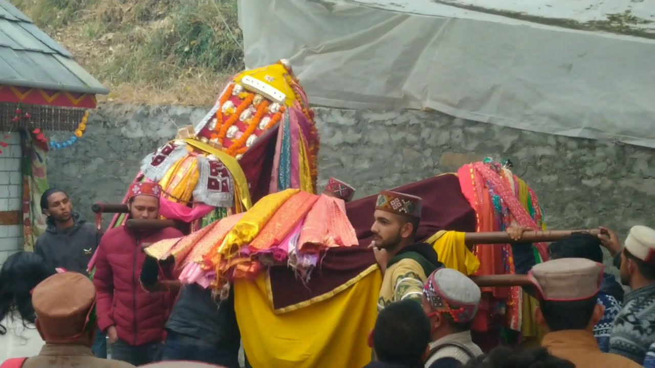 भाट ग्रां भोलेनाथ के मंदिर की प्रतिष्ठा के दौरान बाबा वीर नाथ फोजल तथा देवता नांडू फांगी लरांकेलो...