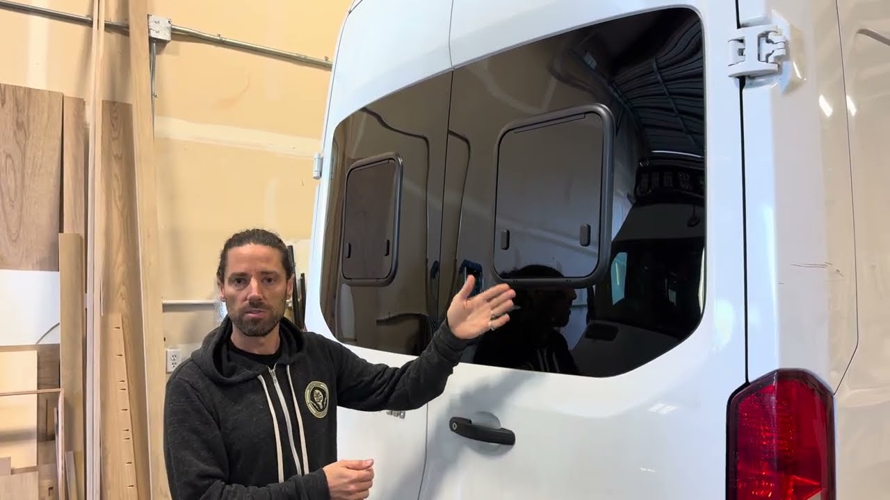 Тентовые окна Van Windows Direct серии S1 для кемперов от компании Nomadic Supply Company.