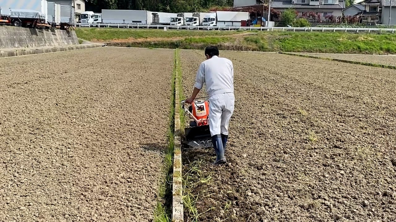 管理機でのあぜ切作業（コンクリートあぜ専用アタッチメント）