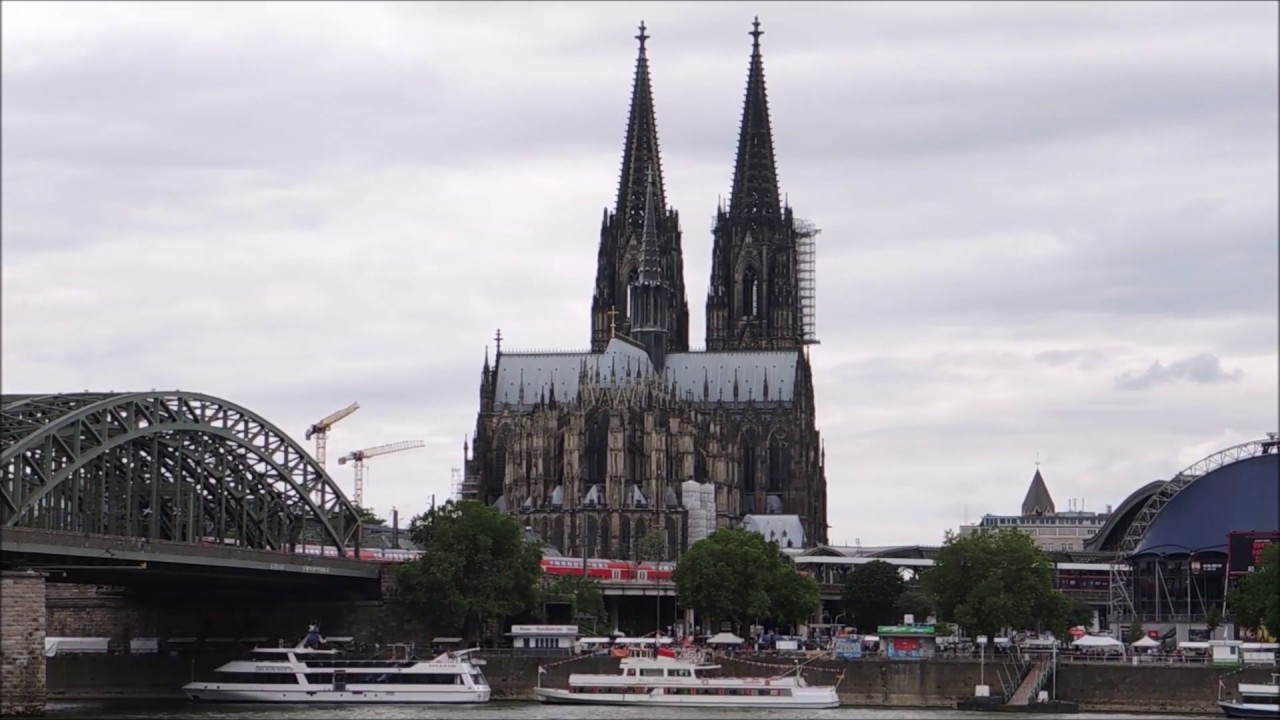 Der Rhein in K&ouml;ln am Sonntag mit Blick auf den Dom