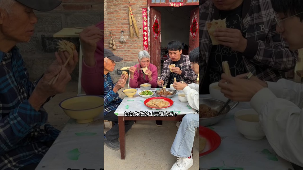 在农村，美食总是带着浓浓的烟火气，千层饼配上苹果烧大排真的太香了#千层饼 #苹果烧大排 #辣椒炒鸡 #平平淡淡小日子 #我的农村生活
