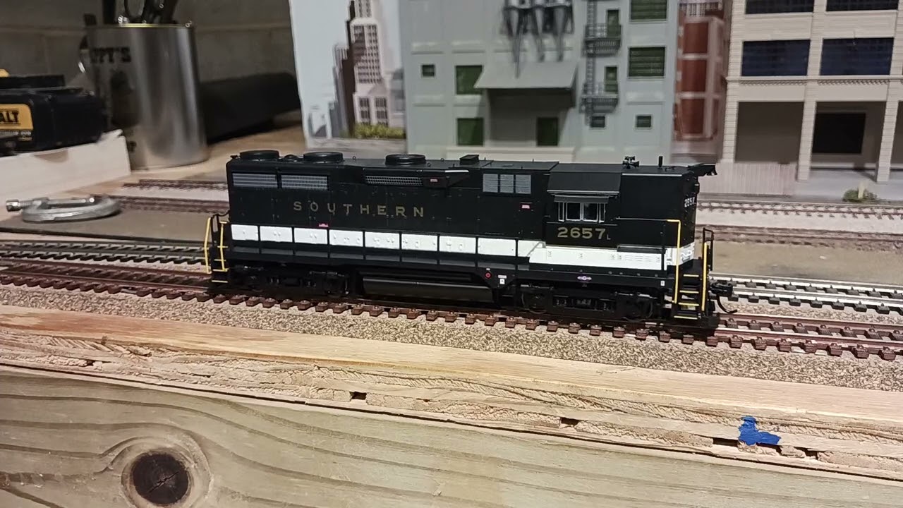 HO WALTHERS PROTO EMD GP35 WITH DCC AND SOUND REVIEW