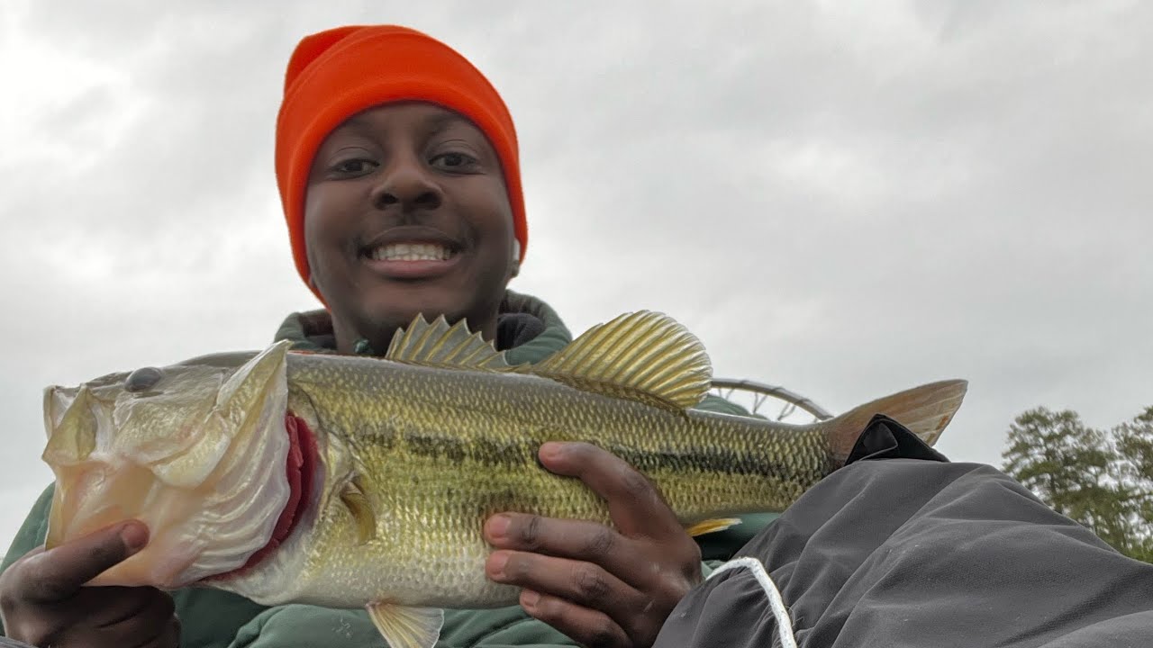 FISHING AT A LEGENDARY MILITARY AIRFIELD LAKE! ( MOST BASS IVE EVER CAUGHT) 