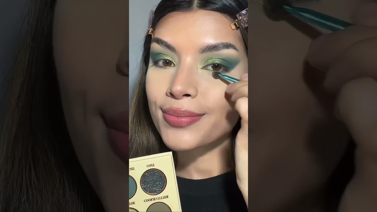 ✨Smokey green makeup tutorial🎄perfect holiday makeup #shorts #makeuptutorial #smokeyeyeforbeginners
