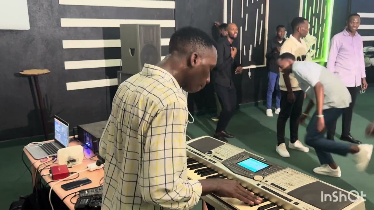 Kofi afashe igiheko abantu bose baratangara 🙊