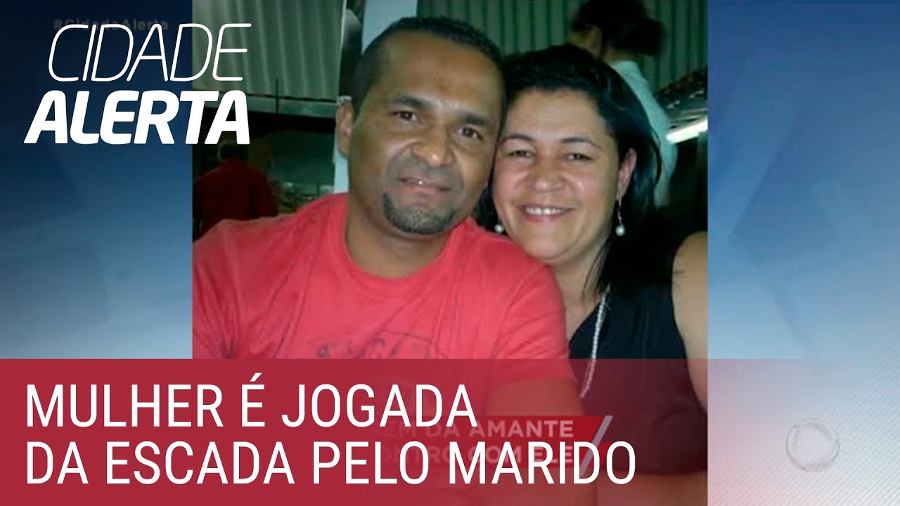 Mulher é espancada e jogada da escada pelo marido ao questionar mensagem da amante dele