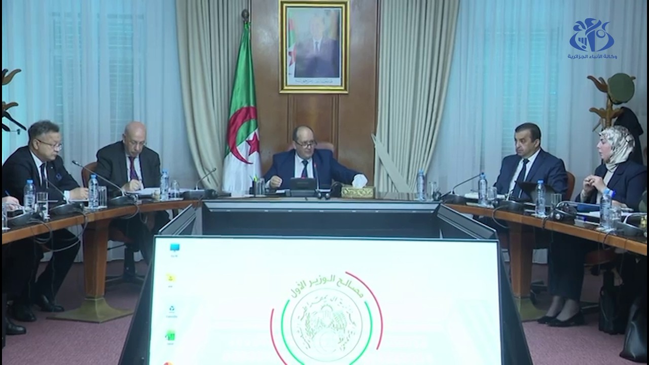 الوزير الأول يشرف على تنصيب فوج العمل المكلف بإعداد المرجع الوطني للإدماج في صناعة المركبات