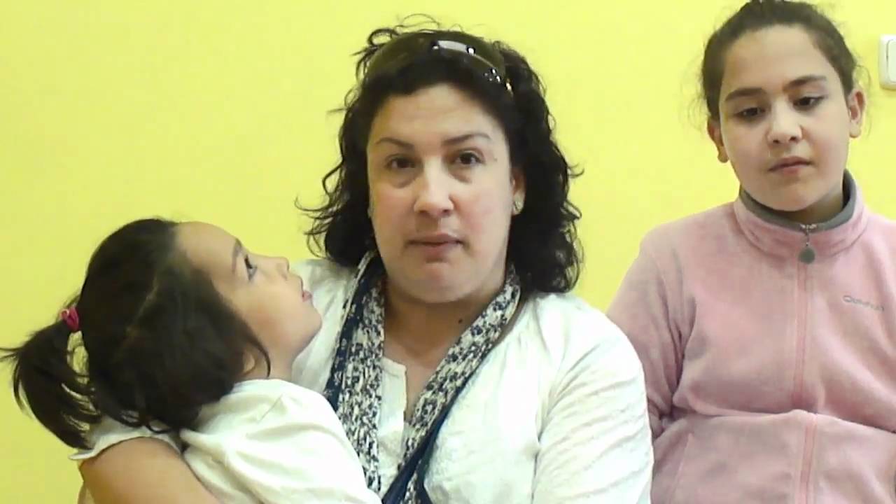 Naroa junto a su hermana Leire y su madre Mª Jesus