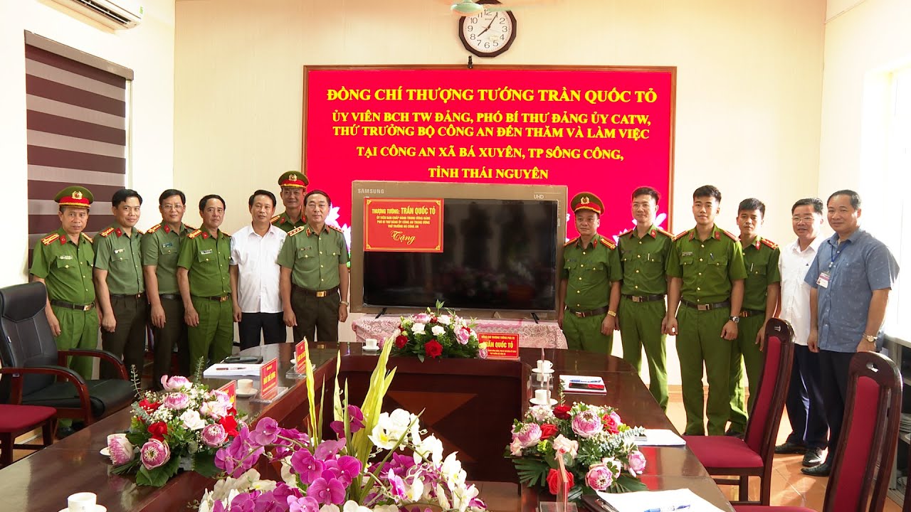 THỨ TRƯỞNG TRẦN QUỐC TỎ THĂM, LÀM VIỆC TẠI CÔNG AN XÃ BÁ XUYÊN