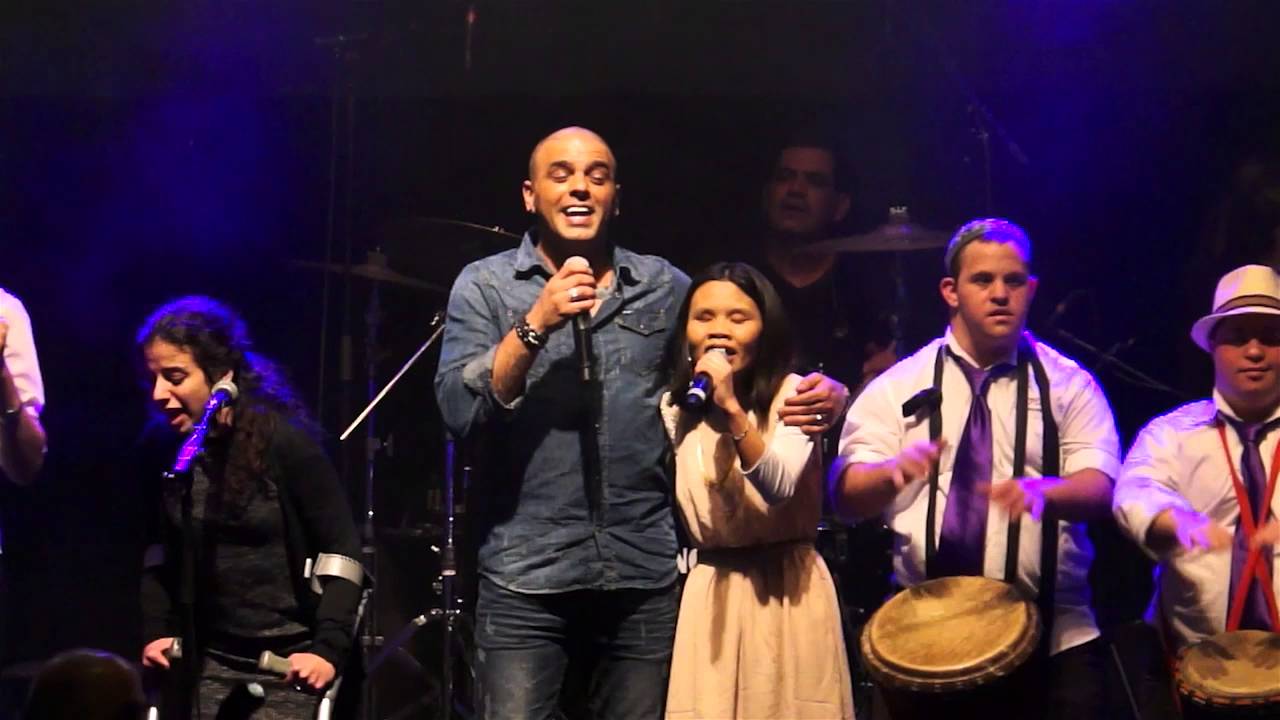 אייל גולן ולהקת בקצב השלוה שרים יחד באילת Eyal Golan and the Shalva Band in Eilat