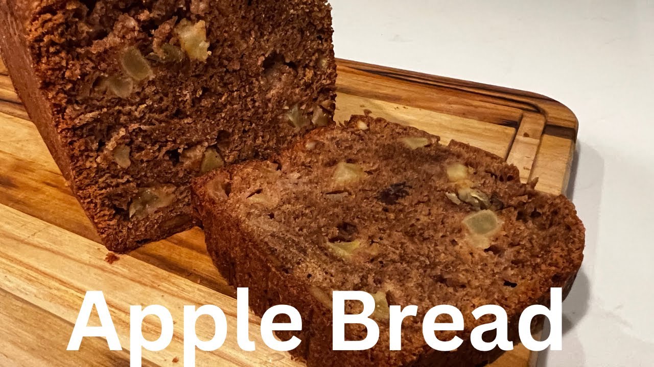 Яблочно-коричный хлеб в форме для выпечки 