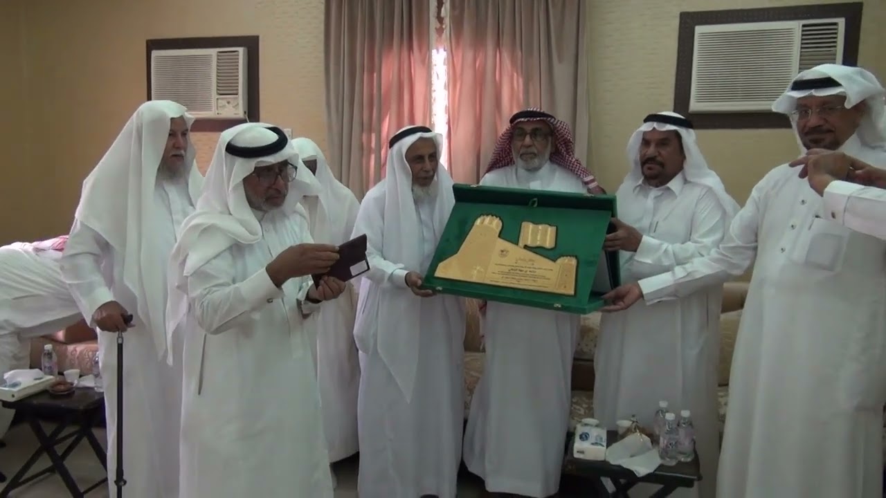 17  اهداء درع للاستاذ محمد الزنبقي