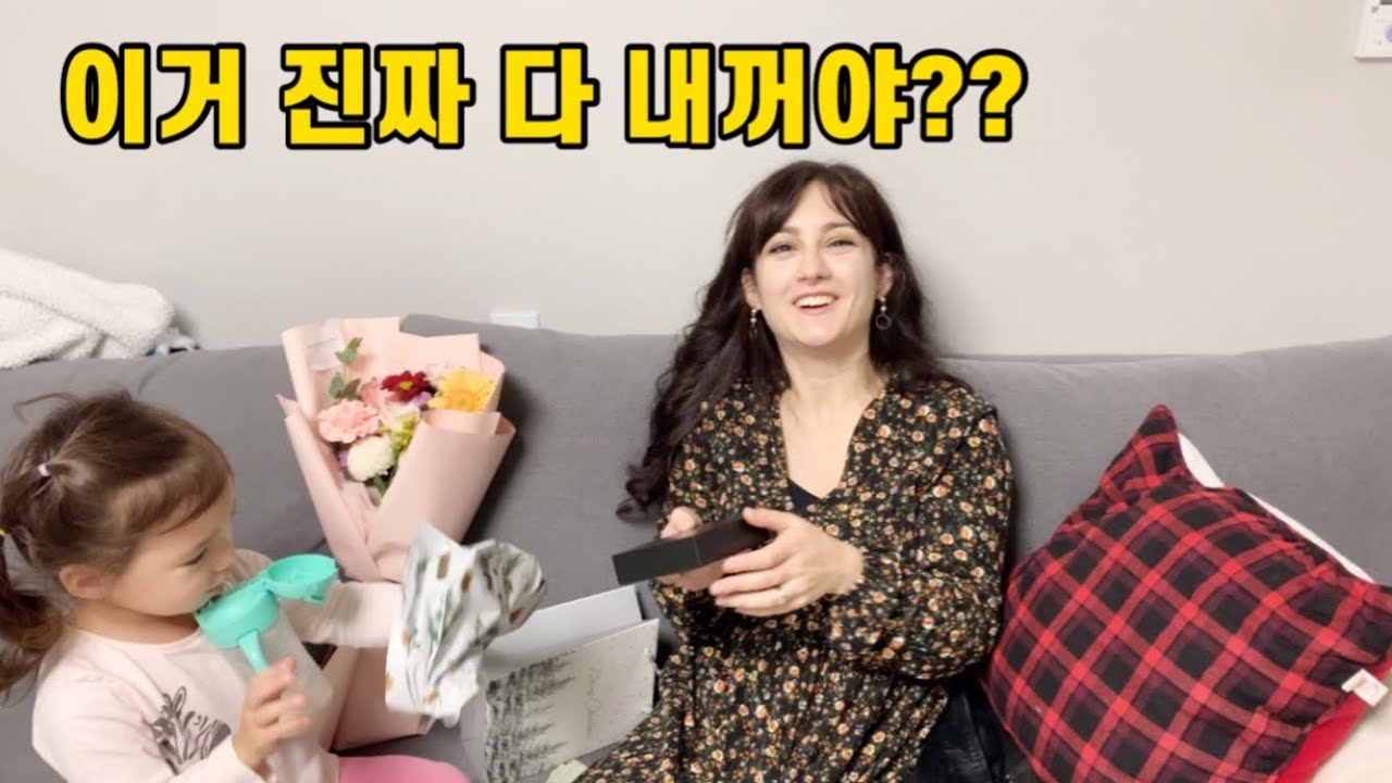 셋째 임신한 아내에게 첫 유튜브 수익금과 최신형 휴대폰을 깜짝 선물했습니다