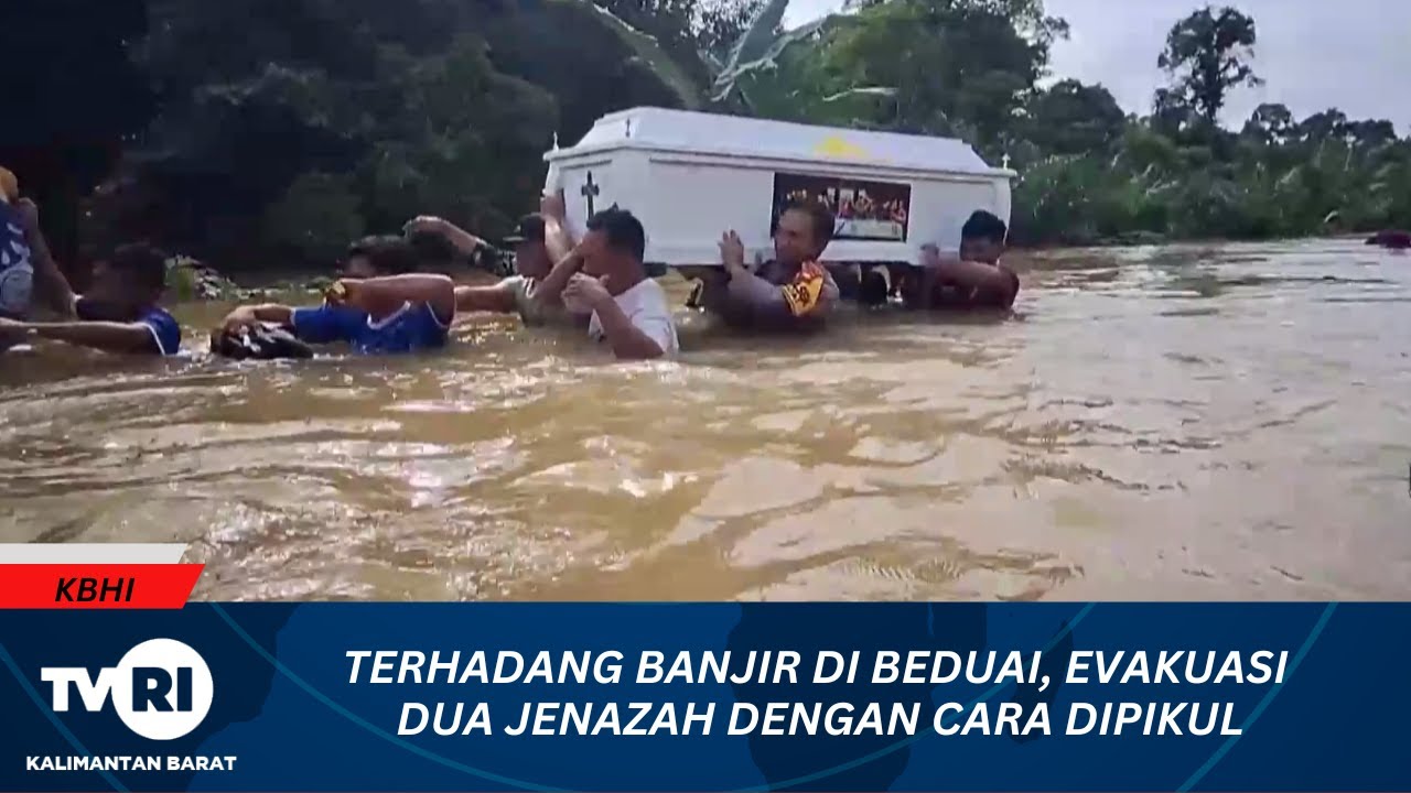 11 JANUARI TERHADANG BANJIR DI BEDUAI, EVAKUASI DUA JENAZAH DENGAN CARA DIPIKUL