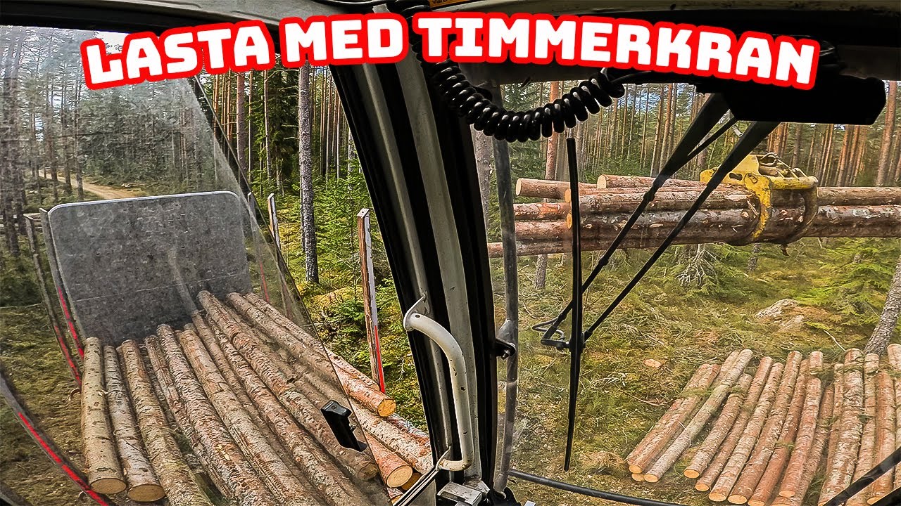 Scania timmerbil lastar med kran