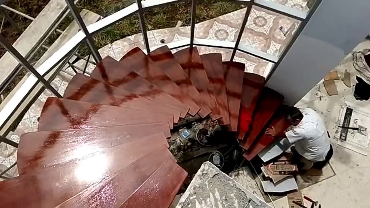 CONSTRUCCIÓN DE ESCALERA METÁLICA HELICOIDAL CON PASOS DE MADERA.