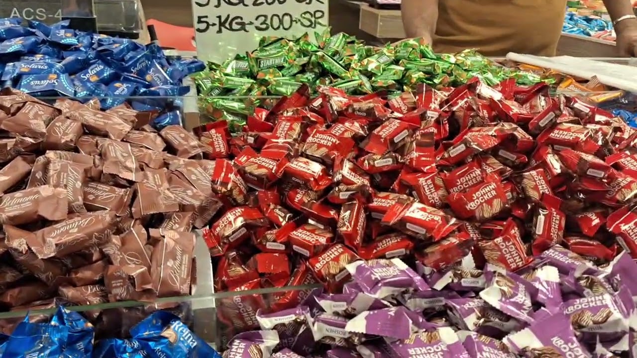Salah satu aktifitas jemaah Haji indonesia tahun 2023 : Belanja oleh oleh di kebun kurma madinah.