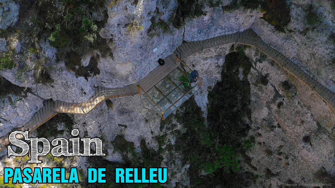 Relleu footbridge. Stunning elevated path along a ravine. Do not attempt if you suffer from vertigo.