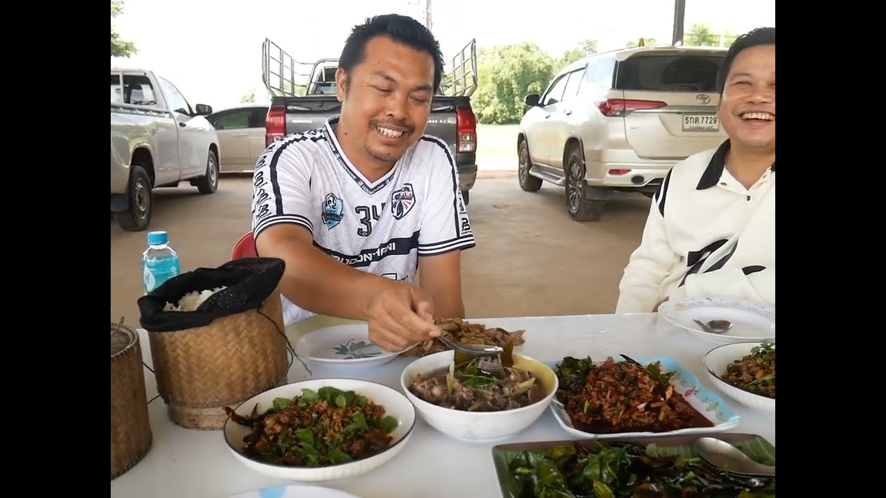 ทําเมนูลาบเป็ด ต้มเป็ด กินด้วยกัน บรรยากาศทุ่งนา อีสานบ้านเฮา บริเวณเต้นท์ขายรถ ศรันธุ์เจริญยนต์ 