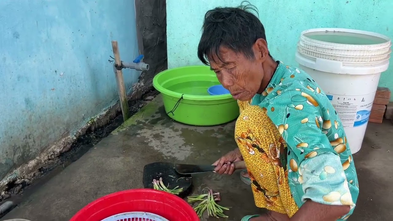 U75 lên sau khi đi chợ về cô liền vào bếp làm món mời ông xã và con rể dùng làm bữa ra mắt ..!￼