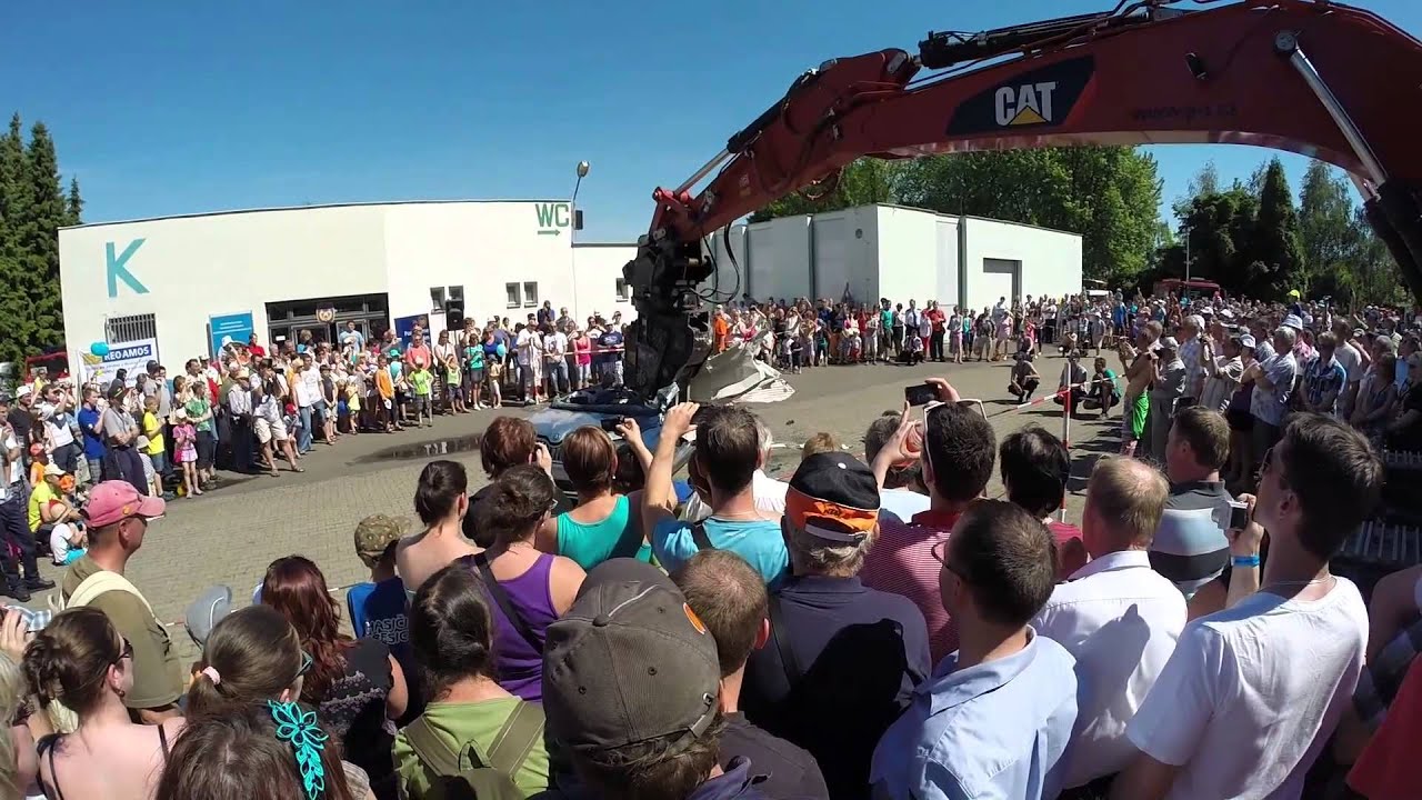 Hasicske slavnosti 2014 - Skoda Yeti VS. pasove rypadlo CAT 329 E