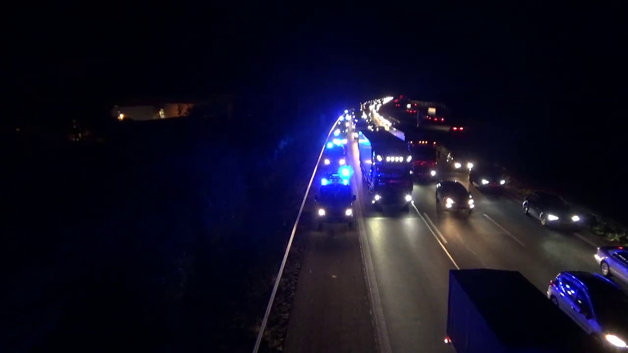 Blaulicht Parade auf der Autobahn