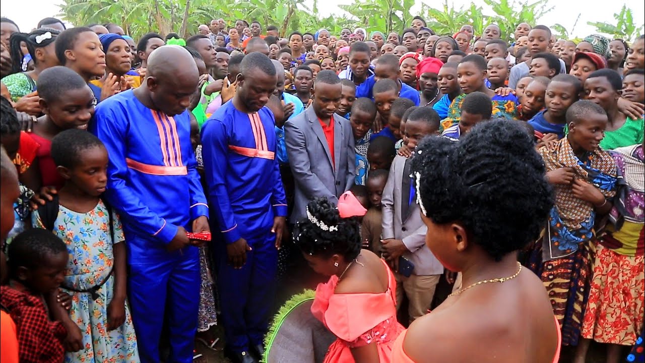 KATIKATI YA UMATI WAWATU 1000 SALA ALIVYOMCHAGUA MWANAUME HAND SOME KULIKO WOTE KITAMBUKA