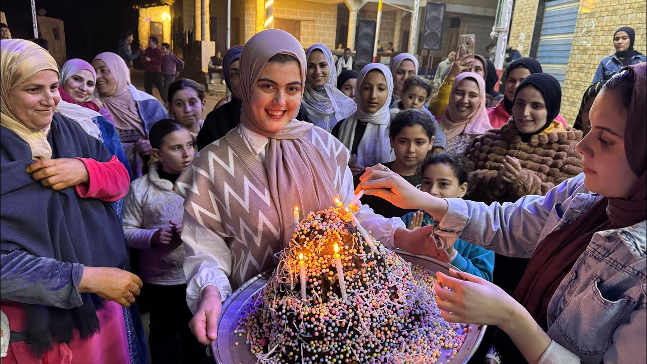 حنة بنت عمي القمر البلد كلها اتجمعت في الحنه الكدابه الحنه عندنا في الفلاحين غير الفرحه حلوه🙈