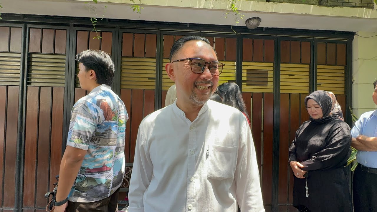 Aktor Ronal Surapradja Tiba2 Ikut Ngantri Foto Bareng Jokowi di Solo