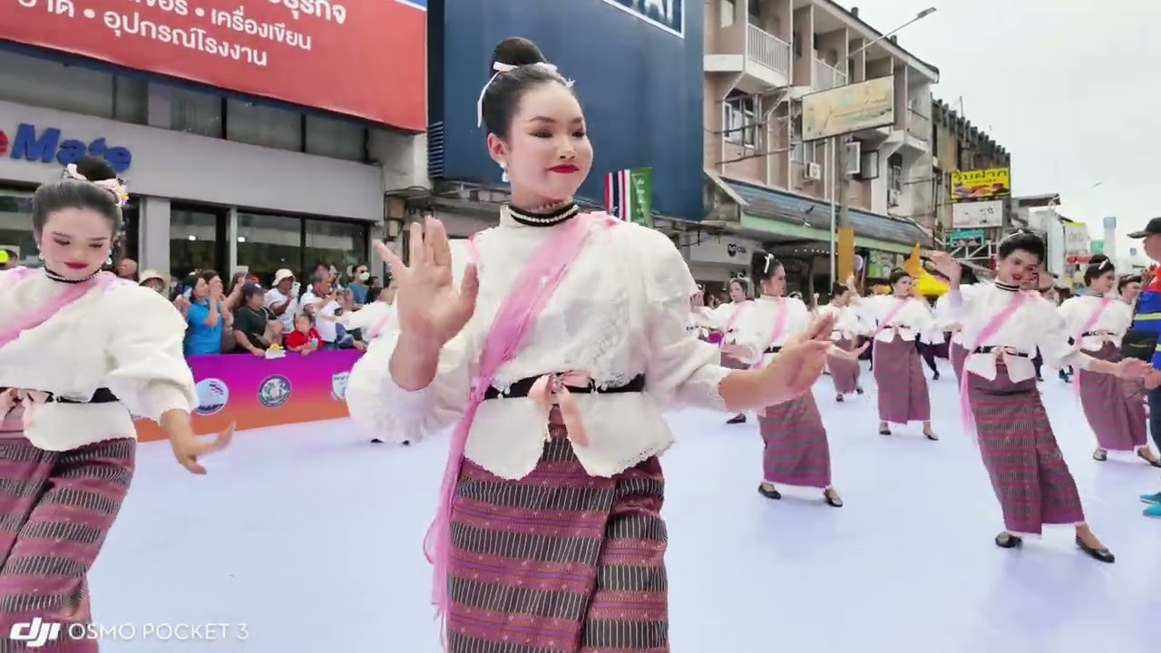 ขบวนเทียนพรรษาจังหวัดอุบลราชธานีร่วมงานประเพณีชักพระทอดผ้าป่าจังหวัดสุราษฎร์ธานี